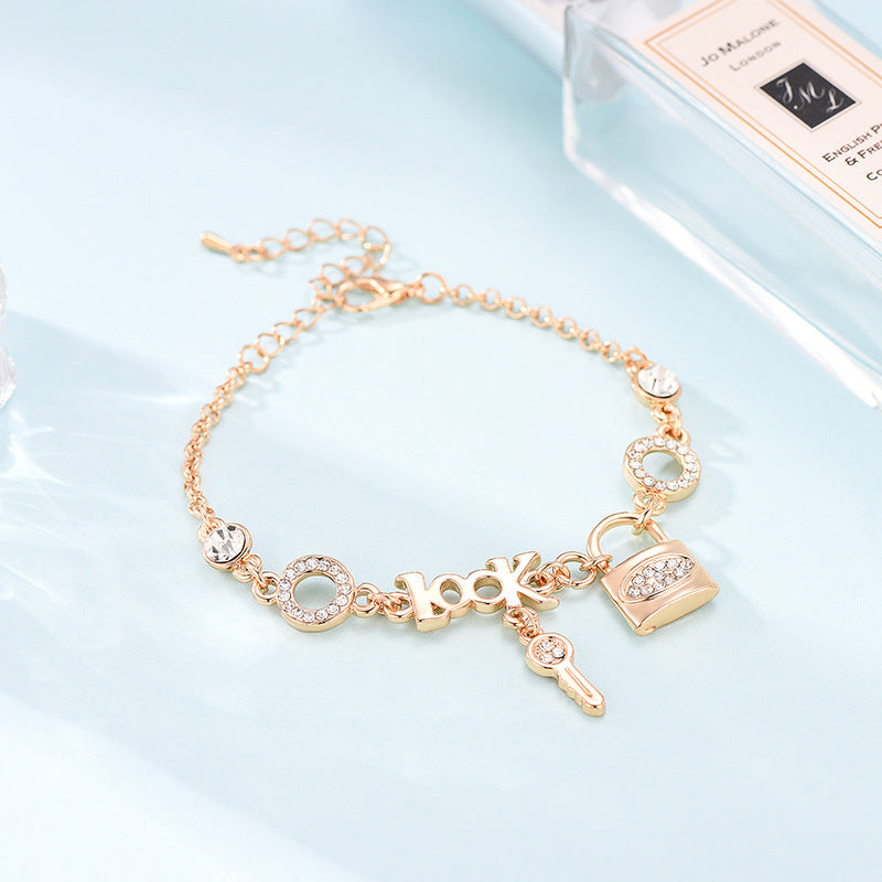 Elegant Adjustable Gold Charm Bracelet – Fashionable Women’s Jewelry